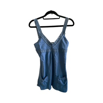 Sininen pitsinen toppi