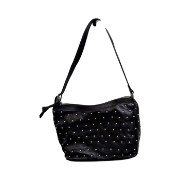 Musta käsilaukku niiteillä