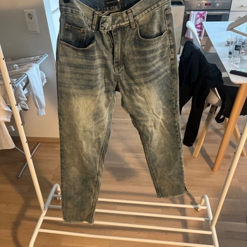 Destructive jeans