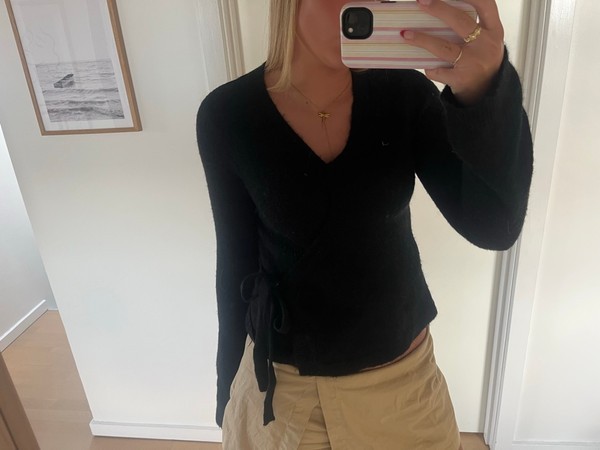 Sort slå-om cardigan