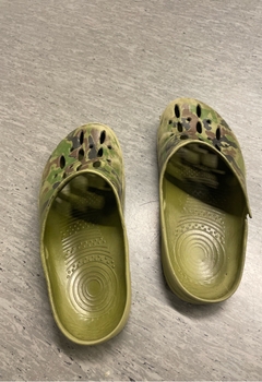 Vihreät camo muoviset sandaalit