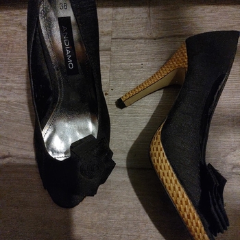Musta korkokengät kukkakoristeella