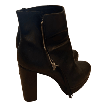 Mustat nilkkurit korolla