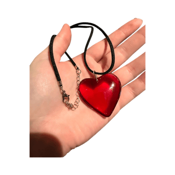 Punainen sydänkaulakoru