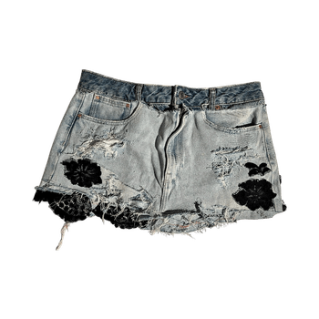 Vaaleansininen farkku hame kukkapainatuksilla