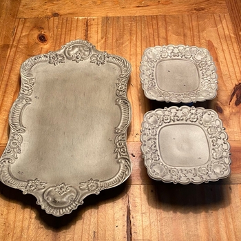 Tarjoilu astia ja kynttiläjalat 