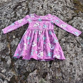 Pitkähihainen vaaleanpunainen mekko