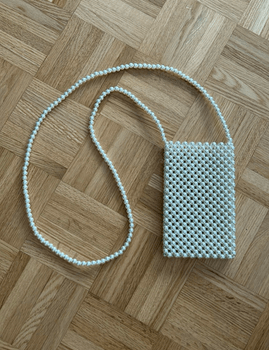 Valkoinen helmilaukku/-pussukka