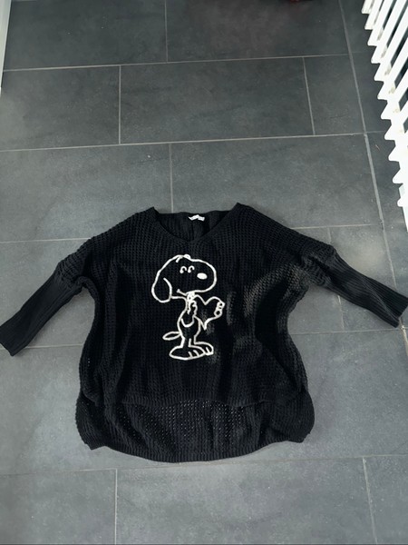 Musta Snoopy-neule