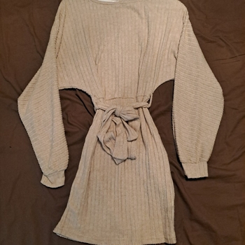 beige ribbimekko vyöllä