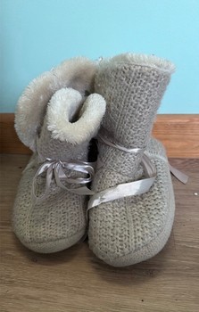 Beige knit slippers