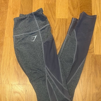Harmaat gymshark legginssit