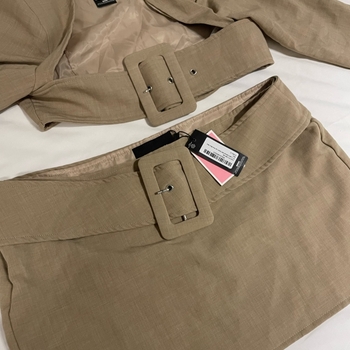 beige lyhyt bleiseri ja hame