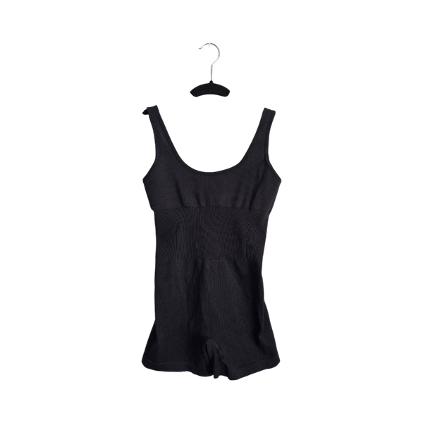 musta ribattu jumpsuit