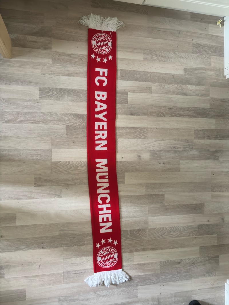 Punainen jalkapalloscarf fc bayern