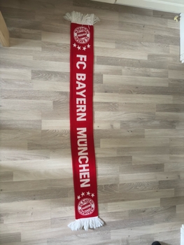 Punainen jalkapalloscarf fc bayern