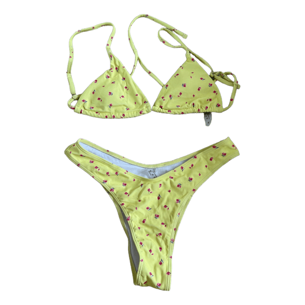 Gul bikini med blomster