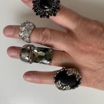 Erilaisia metalli sormuksia jewelry