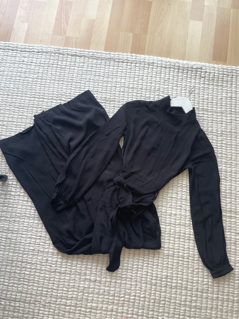 Musta jumpsuit