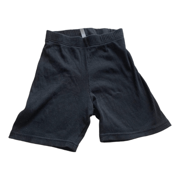 Mustat ribatut shortsit