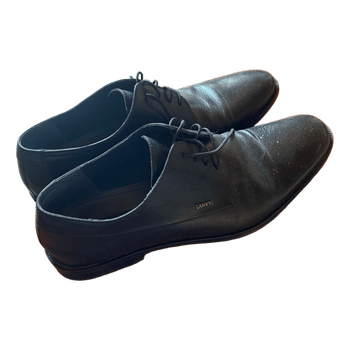 Mustad nahast kingad
