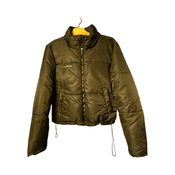 Musta lyhyt talvitakki