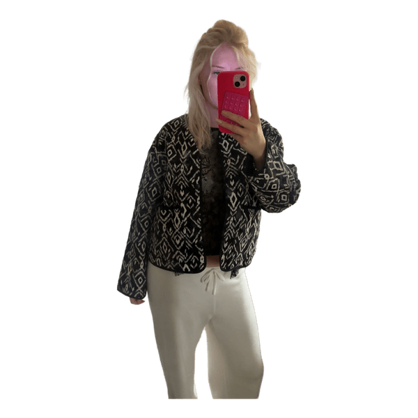 Mönstrad svartvit jacka