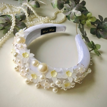 Valkoinen koristeellinen hiuspanta 