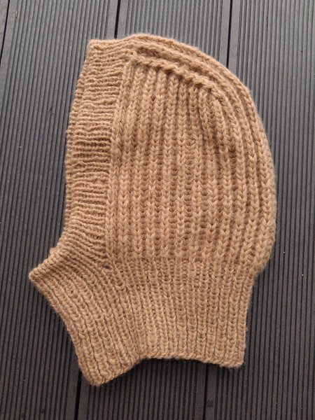 Beige neulottu kypärämyssy