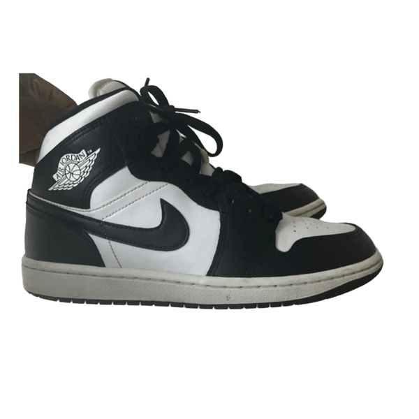 Jordan 1 black and white size 6