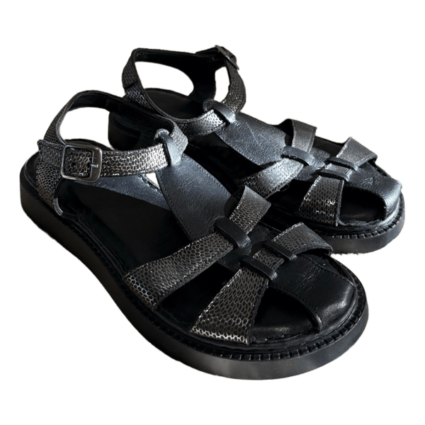 Juodinės platforminės sandalai