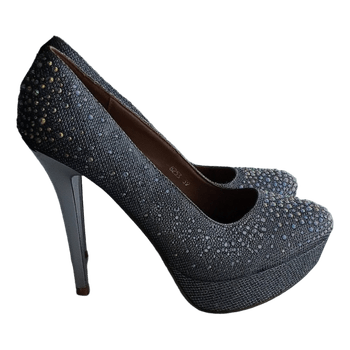 Hopeakorkoiset juhlakengät strasseilla