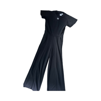 musta jumpsuit leveillä lahkeilla