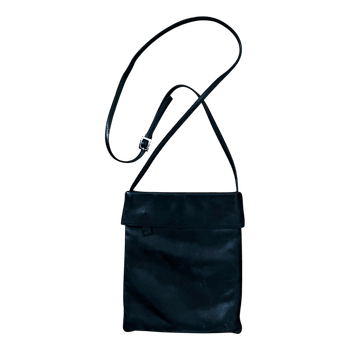 Musta nahkainen olkalaukku