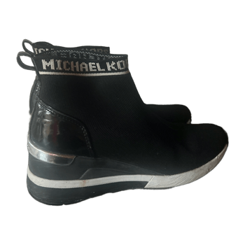 Musta nilkkuri kengät