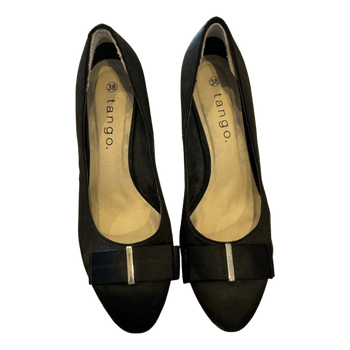 Mustat avokkaat rusettiyksityiskohdalla