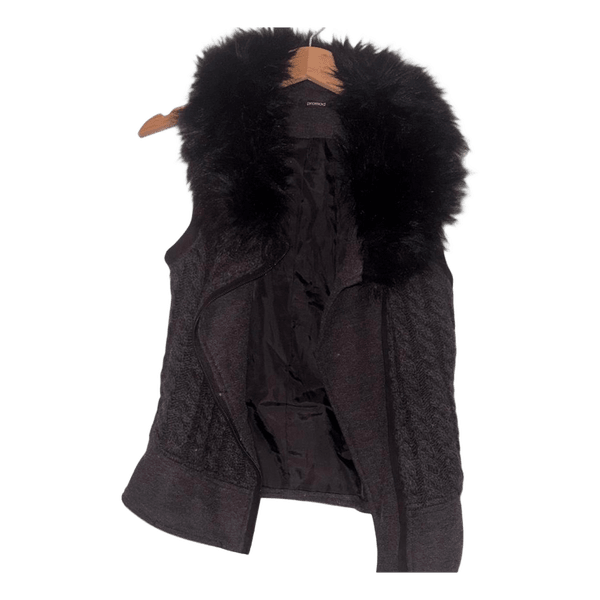 Schwarze weste mit fellkragen
