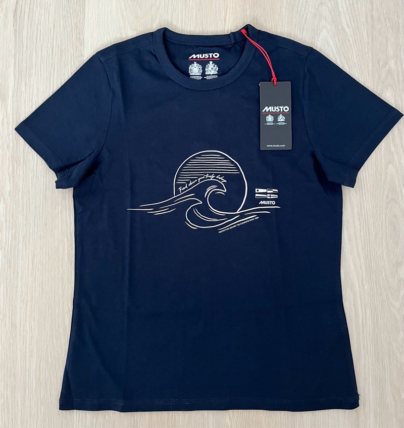 Musto navy print t-paita