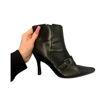 Mustat korkeat nilkkurit