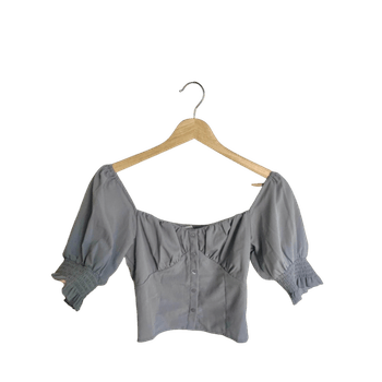Vaaleanharmaa off-shoulder toppi