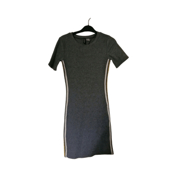 Harmaa mekko raidalla