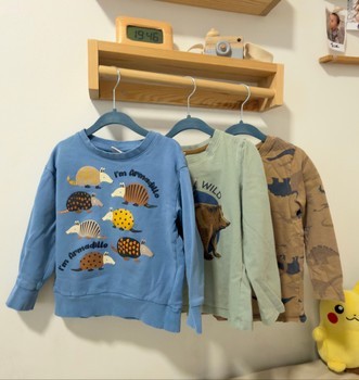 Poikien vaatteita koossa 110/116