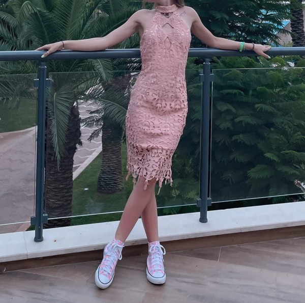 Rožinė nėriniuota midi suknelė