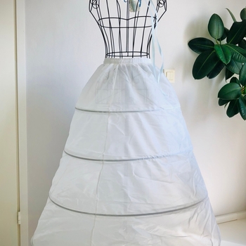 valkoinen alushame vannehame