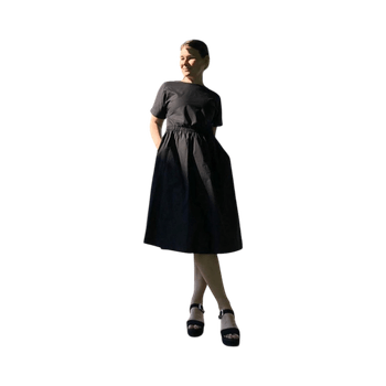 Musta kauniin mallinen mekko