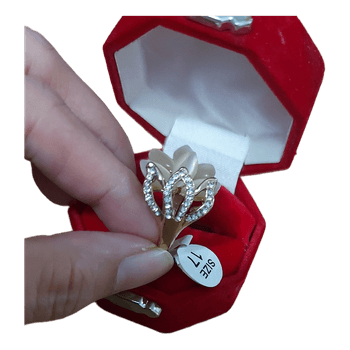 Artificial ring withgolden and off-white stones