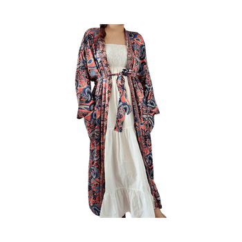 Silkkinen kimono vyöllä