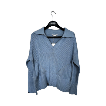 Vaaleansininen neulepusero