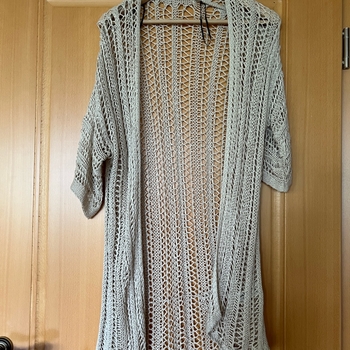 beige virkattu neuletakki