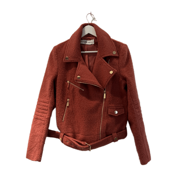 Punertava villainen biker-takki